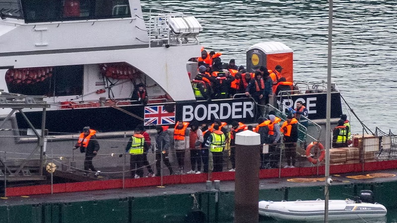 যুক্তরাজ্যে অবৈধ অভিবাসীদের পোশাক ও মুখ তল্লাশি করতে পারবে পুলিশ